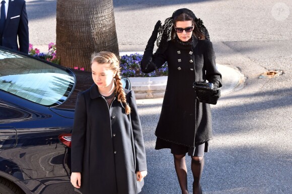 La princesse Caroline de Hanovre et sa fille la princesse Alexandra arrivent pour la messe à la mémoire du prince Rainier III pour le dixième anniversaire de sa mort, en la cathédrale de Monaco le 7 avril 2015
