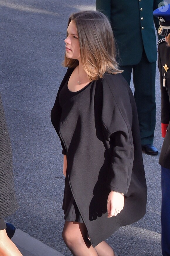 Camille Gottlieb, fille de la princesse Stéphanie de Monaco, arrivant pour la messe à la mémoire du prince Rainier III pour le dixième anniversaire de sa mort, en la cathédrale de Monaco le 7 avril 2015