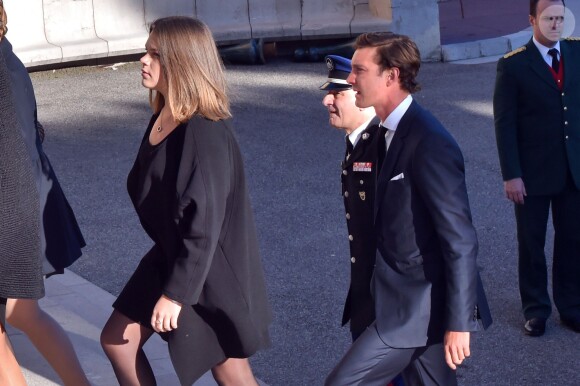Camille Gotlieb et Pierre Casiraghi arrivant pour la messe à la mémoire du prince Rainier III pour le dixième anniversaire de sa mort, en la cathédrale de Monaco le 7 avril 2015