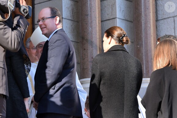 Le prince Albert II de Monaco et sa famille arrivant pour la messe à la mémoire du prince Rainier III pour le dixième anniversaire de sa mort, en la cathédrale de Monaco le 7 avril 2015