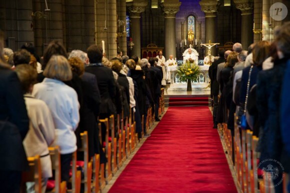 Image de la cérémonie conduite par l'archevêque Bernard Barsi. Le prince Albert II de Monaco et sa famille se sont recueillis à la mémoire du prince Rainier III pour le dixième anniversaire de sa mort, lors d'une cérémonie en la cathédrale Notre-Dame-immaculée de Monaco le 7 avril 2015