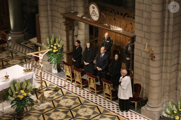 Le prince Albert II de Monaco et sa famille se sont recueillis ensemble à la mémoire du prince Rainier III pour le dixième anniversaire de sa mort, lors d'une cérémonie en la cathédrale Notre-Dame-immaculée de Monaco le 7 avril 2015