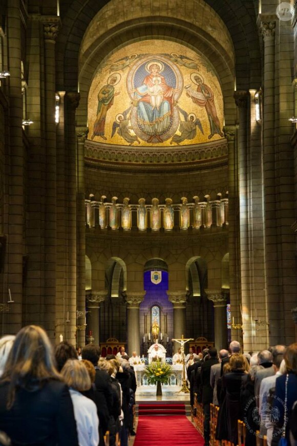 Image de la messe conduite par Mgr Barsi. Le prince Albert II de Monaco et sa famille se sont recueillis à la mémoire du prince Rainier III pour le dixième anniversaire de sa mort, lors d'une cérémonie en la cathédrale Notre-Dame-immaculée de Monaco le 7 avril 2015