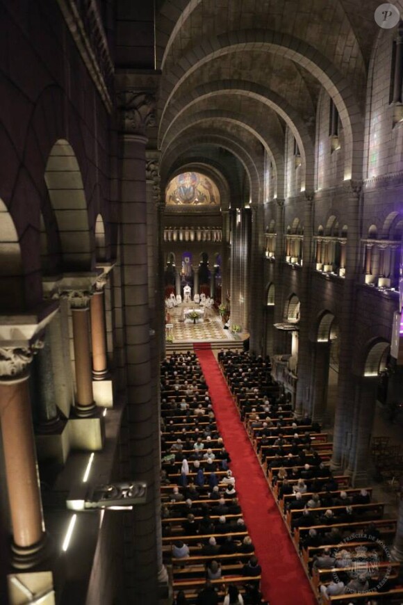 La cathédrale monégasque était archicomble... Le prince Albert II de Monaco et sa famille se sont recueillis à la mémoire du prince Rainier III pour le dixième anniversaire de sa mort, lors d'une cérémonie en la cathédrale Notre-Dame-immaculée de Monaco le 7 avril 2015