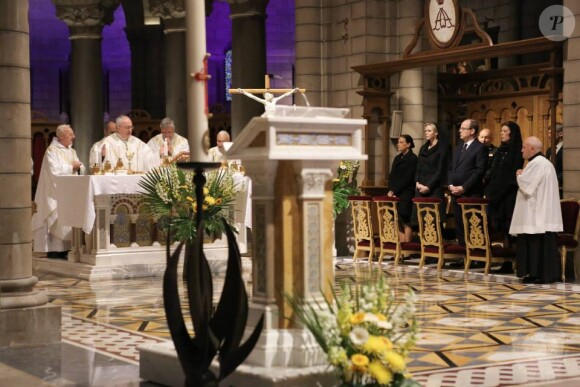Le prince Albert II de Monaco et sa famille se sont recueillis à la mémoire du prince Rainier III pour le dixième anniversaire de sa mort, lors d'une cérémonie conduite par Mgr Barsi en la cathédrale Notre-Dame-immaculée de Monaco le 7 avril 2015