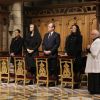 Le prince Albert II de Monaco, la princesse Stéphanie, la princesse Charlene et la princesse Caroline recueillis à la mémoire du prince Rainier III pour le dixième anniversaire de sa mort, lors d'une cérémonie en la cathédrale Notre-Dame-immaculée de Monaco le 7 avril 2015
