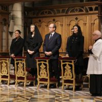 Monaco : Albert, Charlene, Caroline et Stéphanie recueillis, Rainier III célébré