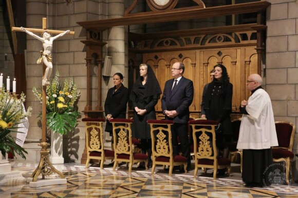 Le prince Albert II de Monaco, la princesse Stéphanie, la princesse Charlene et la princesse Caroline recueillis à la mémoire du prince Rainier III pour le dixième anniversaire de sa mort, lors d'une cérémonie en la cathédrale Notre-Dame-immaculée de Monaco le 7 avril 2015