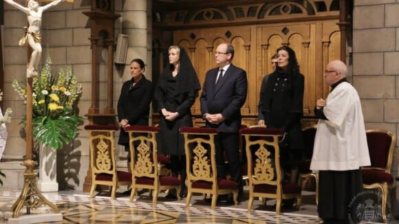 Monaco : Albert, Charlene, Caroline et Stéphanie recueillis, Rainier III célébré