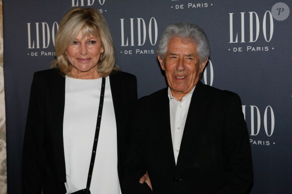 Philippe Gildas et sa femme Maryse - Photocall à l'occasion de la présentation du nouveau spectacle du Lido "Paris Merveilles" à Paris, le 8 avril 2015.