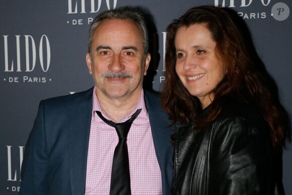 Antoine Duléry et sa femme Pascale Pouzadoux - Photocall à l'occasion de la présentation du nouveau spectacle du Lido "Paris Merveilles" à Paris, le 8 avril 2015.