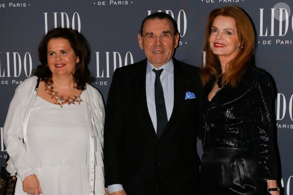 Nathalie Bellon-Szabo (présidente du Lido), Cyrielle Clair et son mari Michel Corbière - Photocall à l'occasion de la présentation du nouveau spectacle du Lido "Paris Merveilles" à Paris, le 8 avril 2015.