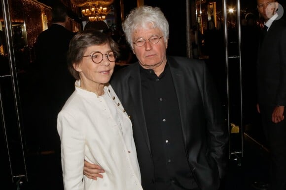 Jean-Jacques Annaud et sa femme - Photocall à l'occasion de la présentation du nouveau spectacle du Lido "Paris Merveilles" à Paris, le 8 avril 2015.