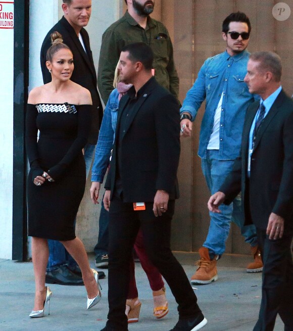 Jennifer Lopez et Casper Smart à la sortie du plateau de 'American Idol' à Hollywood.  Le 8 avril 2015  