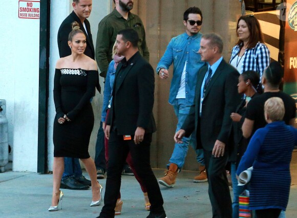Jennifer Lopez et Casper Smart à la sortie du plateau de 'American Idol' à Hollywood. e 8 avril 2015 