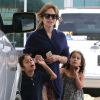 Jennifer Lopez, accompagnée de ses enfants Max et Emme, et son compagnon Casper Smart se sont arrêtés dans une station service pour faire le plein d'essence. Il semblerait que le couple parte en week-end pascal, à en croire les deux jet-skis embarqués derrière leur voiture. Los Angeles, le 4 avril 2015  