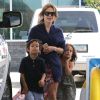 Jennifer Lopez, accompagnée de ses enfants Max et Emme, et son compagnon Casper Smart se sont arrêtés dans une station service pour faire le plein d'essence. Il semblerait que le couple parte en week-end pascal, à en croire les deux jet-skis embarqués derrière leur voiture. Los Angeles, le 4 avril 2015  
