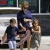 Jennifer Lopez, accompagnée de ses enfants Max et Emme, et son compagnon Casper Smart se sont arrêtés dans une station service pour faire le plein d'essence. Il semblerait que le couple parte en week-end pascal, à en croire les deux jet-skis embarqués derrière leur voiture. Los Angeles, le 4 avril 2015 