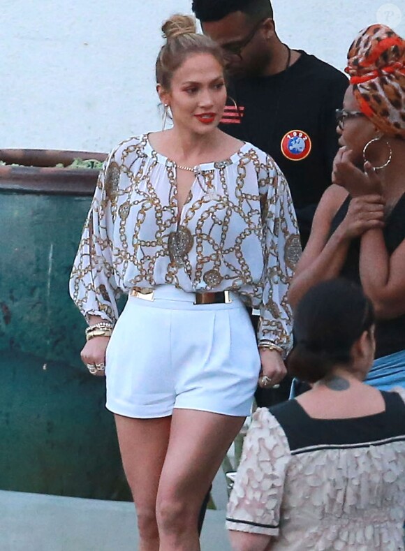 Jennifer Lopez arrive à l'enregistrement de l'émission "American Idol" à West Hollywood. Le 1er avril  
