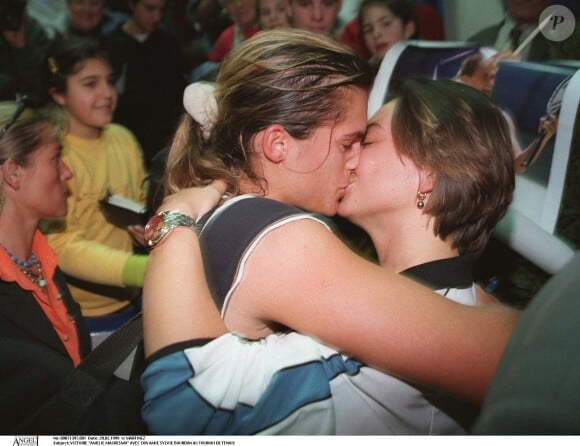 Amélie Mauresmo et sa compagne Sylvie Bourdon lors du tournoi de Paris, le 28 février 1999