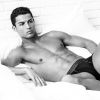 Le footballeur Cristiano Ronaldo pose pour sa nouvelle ligne de sous-vêtements CR7 en micro-fibres le 9 avril 2015. 