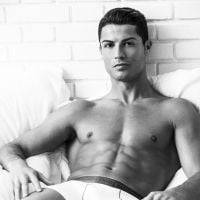 Cristiano Ronaldo en slip ''doux'' : Détendue, la star du Real s'offre torse nu...