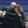 Gros câlin entre Michaël Youn, sa compagne Isabelle Funaro et son beau-fils Sean (fils de Pascal Obispo), à la finale de la Coupe de la Ligue entre le PSG et le SC Bastia au Stade de France, à Saint-Denis, le 11 avril 2015.