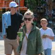  Reese Witherspoon en famille, avec son mari Jim Toth, Deacon, et Tennessee &agrave; Bristol Farms &agrave; Santa Monica, le 11 avril 2015. 