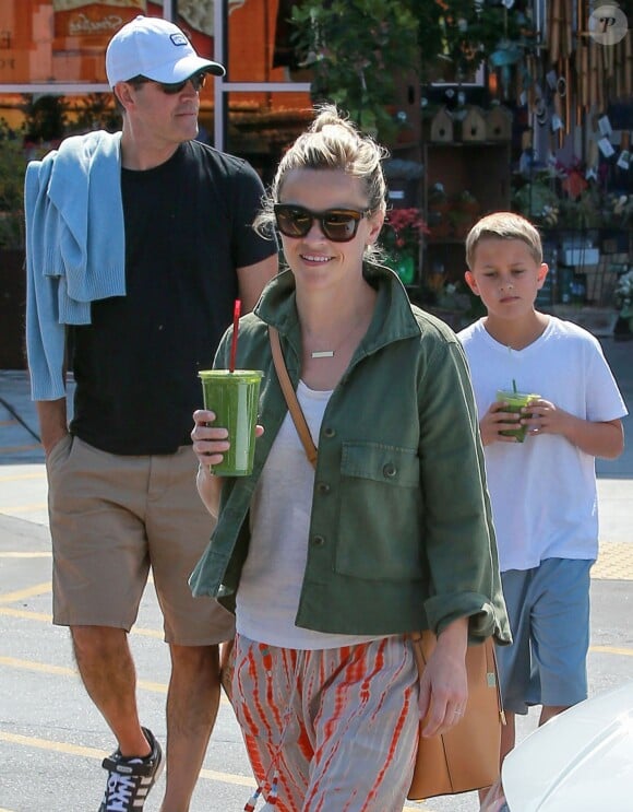 Reese Witherspoon en famille, avec son mari Jim Toth, Deacon, et Tennessee à Bristol Farms à Santa Monica, le 11 avril 2015.