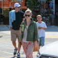  Reese Witherspoon fait du shopping en famille, avec son mari Jim Toth et leur fils Deacon &agrave; Bristol Farms &agrave; Santa Monica, le 11 avril 2015. 