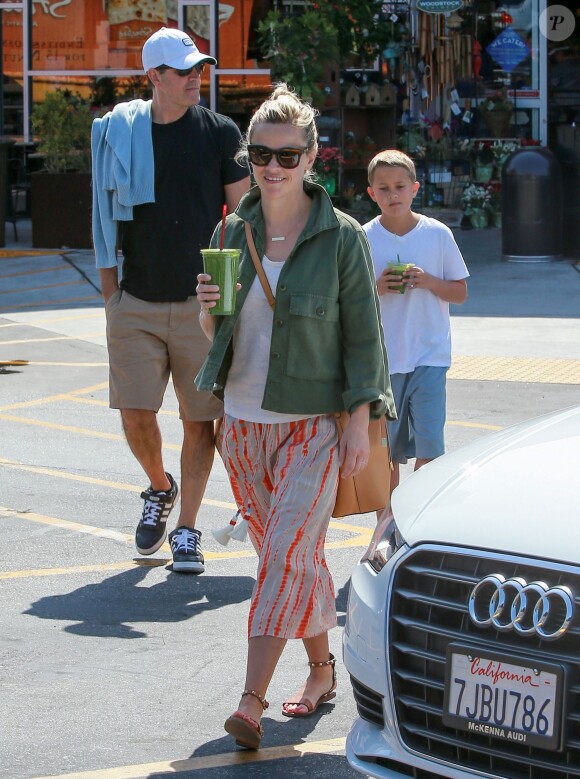 Reese Witherspoon fait du shopping en famille, avec son mari Jim Toth et leur fils Deacon à Bristol Farms à Santa Monica, le 11 avril 2015.
