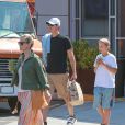  Reese Witherspoon fait du shopping en famille, avec son mari Jim Toth et leur fils Deacon &agrave; Bristol Farms &agrave; Santa Monica, le 11 avril 2015. 