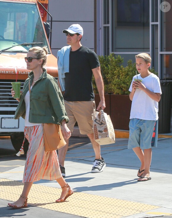 Reese Witherspoon fait du shopping en famille, avec son mari Jim Toth et leur fils Deacon à Bristol Farms à Santa Monica, le 11 avril 2015.