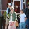  Reese Witherspoon fait du shopping en famille, avec son mari Jim Toth et leur fils Deacon &agrave; Bristol Farms &agrave; Santa Monica, le 11 avril 2015. 