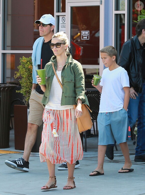 Reese Witherspoon fait du shopping en famille, avec son mari Jim Toth et leur fils Deacon à Bristol Farms à Santa Monica, le 11 avril 2015.