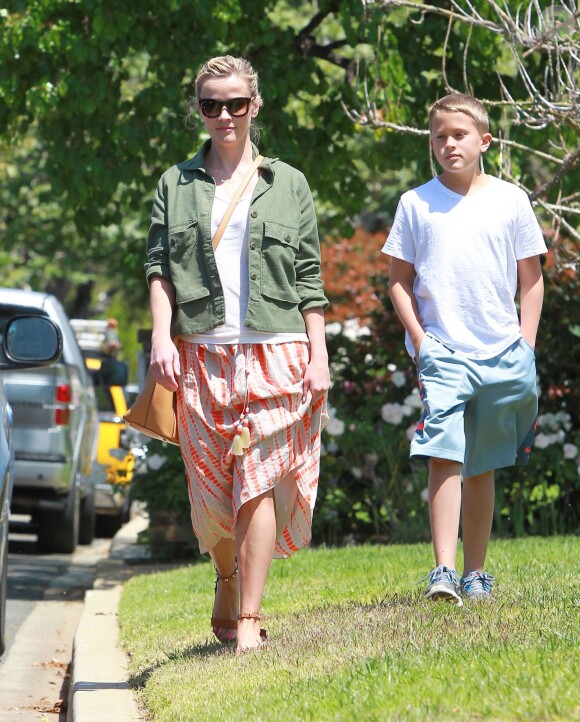 Reese Witherspoon fait du shopping en famille, avec son mari Jim Toth et leur fils Deacon à Bristol Farms à Santa Monica, le 11 avril 2015.
