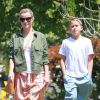 Reese Witherspoon avec son fils Deacon à Bristol Farms à Santa Monica, le 11 avril 2015.