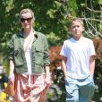  Reese Witherspoon avec son fils Deacon &agrave; Bristol Farms &agrave; Santa Monica, le 11 avril 2015. 