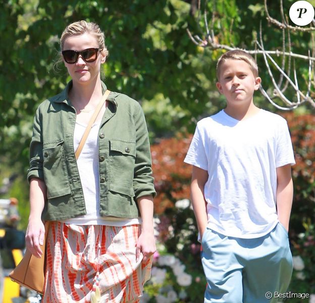 Reese Witherspoon avec son fils Deacon &agrave; Bristol Farms &agrave; Santa Monica, le 11 avril 2015.