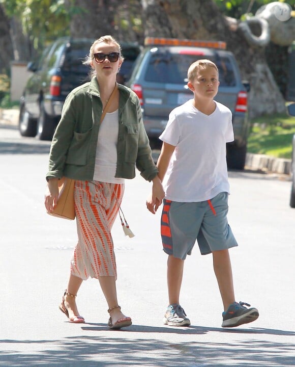 Reese Witherspoon fait du shopping en famille, avec son mari Jim Toth, Deacon à Bristol Farms à Santa Monica, le 11 avril 2015.