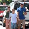 Reese Witherspoon fait du shopping en famille, avec son mari Jim Toth et leur fils Deacon à Bristol Farms à Santa Monica, le 11 avril 2015.