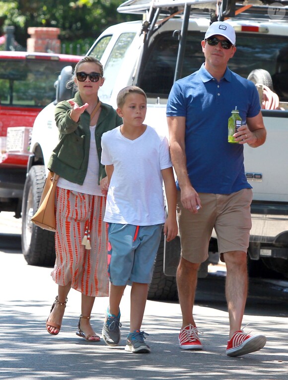 Reese Witherspoon fait du shopping en famille, avec son mari Jim Toth et leur fils Deacon à Bristol Farms à Santa Monica, le 11 avril 2015.