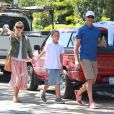  Reese Witherspoon fait du shopping en famille, avec son mari Jim Toth et leur fils Deacon &agrave; Bristol Farms &agrave; Santa Monica, le 11 avril 2015. 