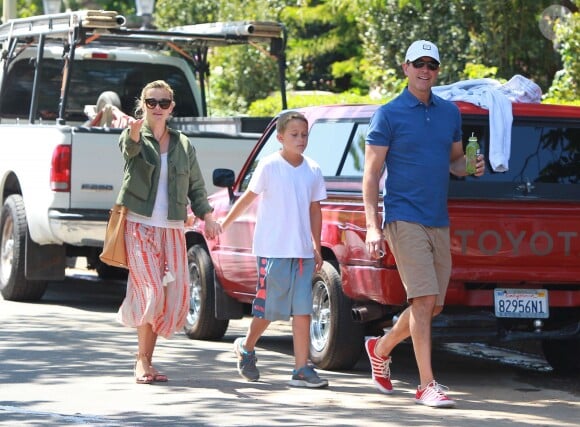 Reese Witherspoon fait du shopping en famille, avec son mari Jim Toth et leur fils Deacon à Bristol Farms à Santa Monica, le 11 avril 2015.