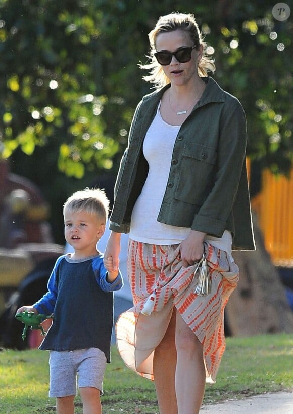 Reese Witherspoon et son petit dernier, Tennessee, à Santa Monica, le 11 avril 2015.