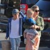 Reese Witherspoon avec son fils Deacon, son mari Jim Toth et son petit dernier Tennessee, à Santa Monica, Los Angeles, le 11 avril 2015.