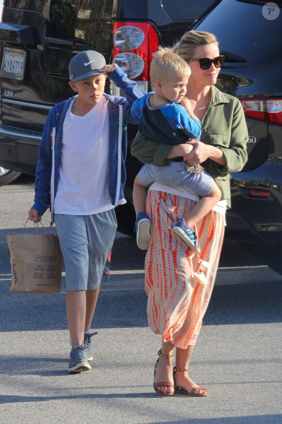 Reese Witherspoon avec son fils Deacon, son mari Jim Toth et son petit dernier Tennessee, à Santa Monica, Los Angeles, le 11 avril 2015.