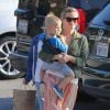 Reese Witherspoon avec son petit dernier Tennessee, à Santa Monica, Los Angeles, le 11 avril 2015.