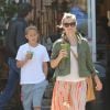 Reese Witherspoon avec son fils Deacon, son mari Jim Toth et son petit dernier Tennessee, à Santa Monica, Los Angeles, le 11 avril 2015.