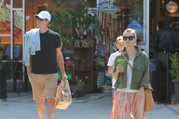 Reese Witherspoon avec son fils Deacon, son mari Jim Toth et son petit dernier Tennessee, à Santa Monica, Los Angeles, le 11 avril 2015.